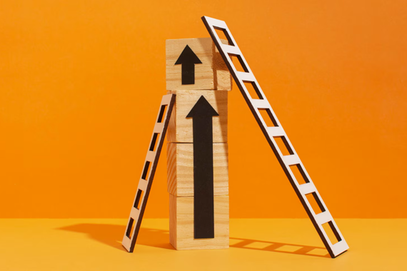 Testheftkartons vom TMS Symbol der Weiterentwicklung von zwei Leitern, die an Pfeilen, die nach oben zeigen lehnen